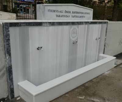 Mermer Çeşme ve Fıskiye - Bolu Mermer Granit Mutfak Tezgahı Mezar Modelleri. Bolu mermer granit mutfak tezgahı mezar modelleri, zemin döşeme ve basamak kaplama hizmetleri veren Bolu Özmer Memer firmamızın bu görselinde, firmamız tarafından gri mermerden yapılmış çeşme var.