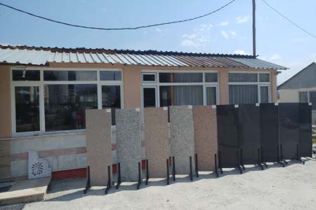 Hakkımızda - Bolu Özmer Mermer İş Yeri. Bolu mermer granit mutfak tezgahı mezar modelleri, mermer zemin döşeme ve basamak kaplama yapan Bolu Özmer Mermer firmamızın bu görselinde, iş yerimizin dışarıdan çekilmiş fotoğrafı var.