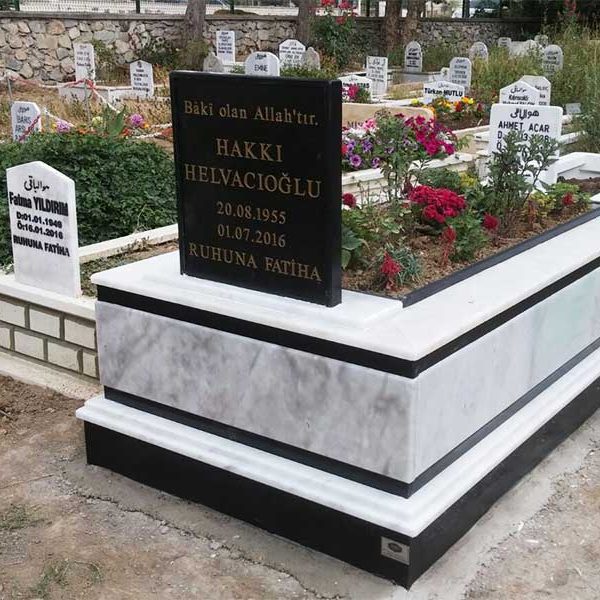 Bolu mermer granit mutfak tezgahı mezar modelleri, mermer zemin döşeme ve basamak uygulamaları yapan firmamızın bu görselinde, çalışanlarımız tarafından granit mermer ile yapılmış bir mezar var.