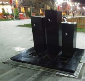 Bolu çeşme uygulamalrımız için kullanılan görselde, firmamız tarafından siyah granit ile yapılmış bir hayrat çeşmesi var.