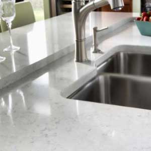 Bolu granit mutfak tezgahı fiyatları başlığı için kullanılan görselde, parlak noktalı beyaz renk granit ile yapılmış bir tezgah var.