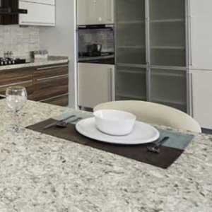 Bolu granit mutfak tezgahı özellikleri başlığı için kullanılan görselde, beyaz renk granit ile yapılmış parlak bir tezgah var.