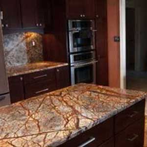 Bolu granit mutfak tezgahı yapımı başlığı için kullanılan görselde, kahverengi damarlı granit ile yapılmış estetik ve çekici bir tezgah var.