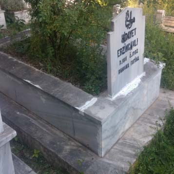 Mezar bakımı peyzaj öncesi resminde, yazıları sillinmiş, bakımsız, eski bir mermer mezar var.