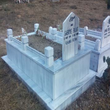 Mezar bakımı peyzaj sonrası resminde, firmamız tarafından restore edilerek yenilenmiş bakımlı mermer bir mezar var.