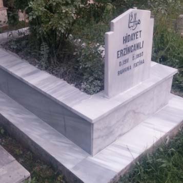 Mezar bakımı peyzaj sonrası resminde, firmamız tarafından mezar baş taşı yeniden yazılmış ve restore edilerek yenilenmiş bakımlı, güzel bir mermer mezar var.