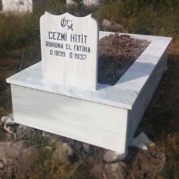 Mezar bakımı peyzaj sonrası resminde, firmamız tarafından mezar baş taşı yeniden yazılmış ve restore edilerek yenilenmiş bakımlı, güzel bir mermer mezar var.