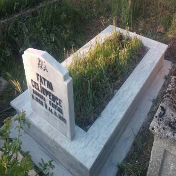 Mezar bakımı peyzaj sonrası resminde, firmamız tarafından mezar baş taşı yeniden yazılmış ve restore edilerek yenilenmiş bakımlı, güzel bir mermer mezar var.