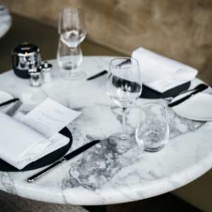 Mermer hakkında bilgiler kategorisi için kullanılan görselde, mermerden yapılmış şık bir masa var.