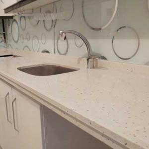 Bolu Çimstone Mutfak Tezgahı Uygulamalarımız sayfası için kullanılan görselde, firmamız tarafından kuvars esaslı bir malzeme olan çimstone mirat ile kaplanmış çekici bir mutfak tezgahı var.